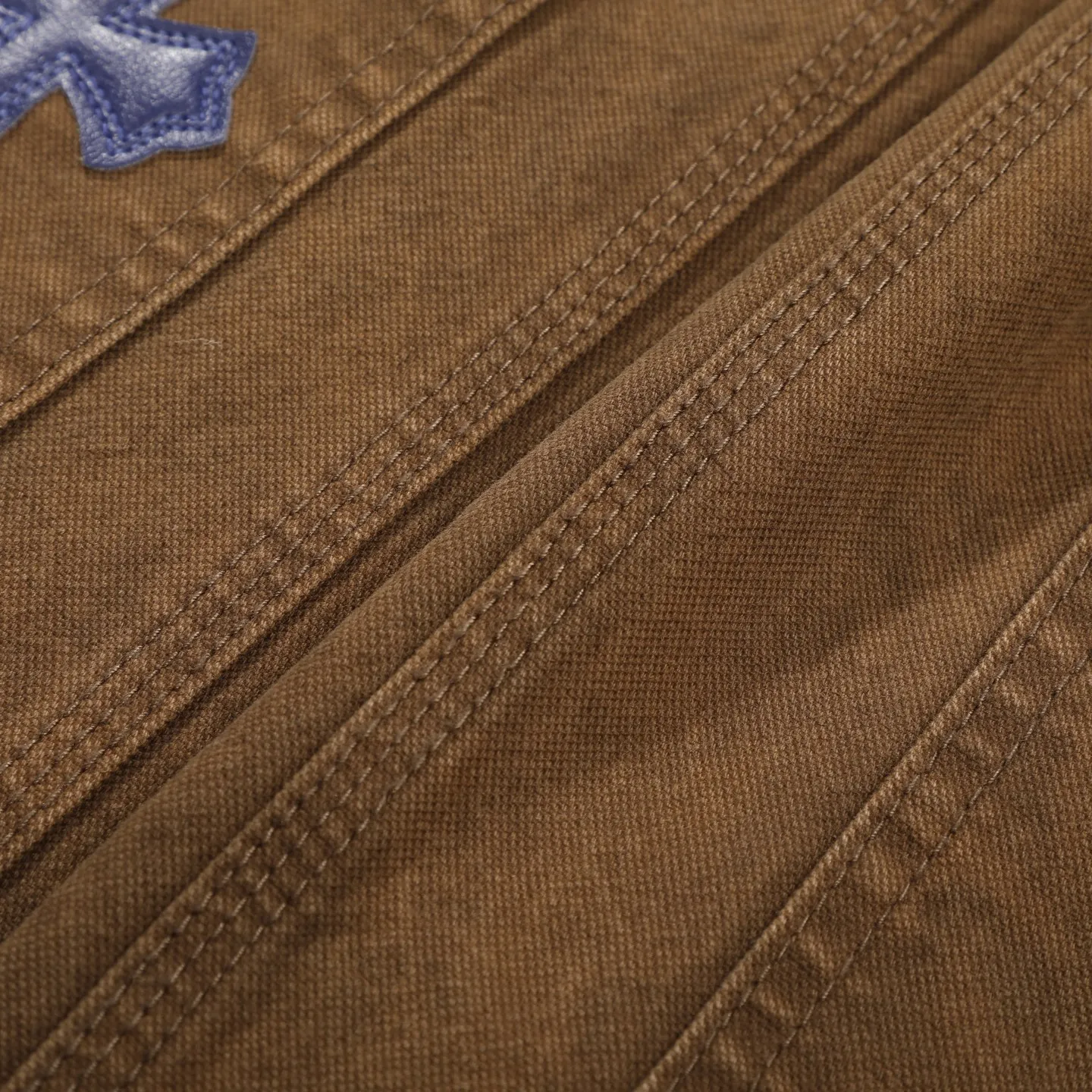 P300 Chrome Hearts Chrome Hearts Brown Logging Purple Multi-Leather Jeans Multi-leather Label Work Jeans CH Jeans All need to be washed and then disassembled and hand-stitched with sheepskin cross leather and then spliced together to complete. The whole process is too complicated to describe. About Chrome Hearts This is an extremely luxurious fashion brand that can also be called the aristocrat of the high street. It has always been an exclusive brand for some hipsters or the rich second generation. Compared with ordinary high streets, it is more luxurious and noble. Compared with luxury brands, it has a more fashionable personality. It has always been a brand that I have a special liking for. Color: Brown Size: 28 30 32 34 36